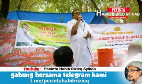 Habib Riziek Shihab saat memberikan khutbah di depan para jamaah haji yang tengah melakukan wukuf di Arafah,  Jumat (10/8/2019).