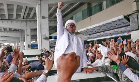 Habib Riziek tiba di Bandara Soekarno Hatta dengan isambut ribuan massa.