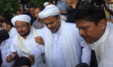 Habib Rizieq menghadiri gelar perkara kasus dugaan penistaan agama yang dilakukan Basuki 'Ahok' Tjahaja Purnama di Mabes Polri, Jakarta, Selasa (15/11).