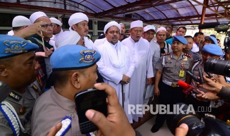 Habib Rizieq Penuhi Panggilan Polda Jabar Imam besar Front Pembela Islam (FPI) Habib Rizieq Syihab memberi keterangan kepada awak media di sela-sela pemeriksaan di Markas Polda Jabar, Kota Bandung, Kamis (12/1). 