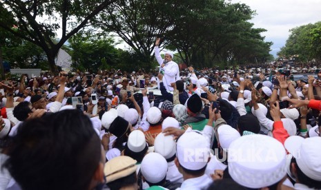 Habib Rizieq Penuhi Panggilan Polda Jabar Imam besar Front Pembela Islam (FPI) Habib Rizieq Shihab menjelaskan proses pemeriksaan dirinya kepada massa FPI di depan Markas Polda Jabar, Kota Bandung, Kamis (12/1).