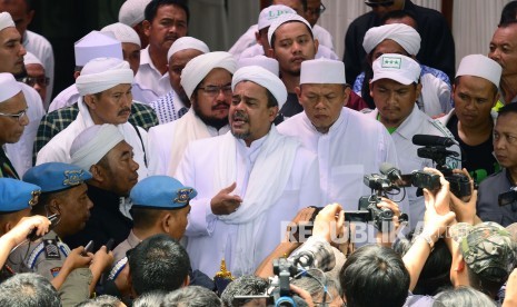 Imam besar Front Pembela Islam (FPI) Habib Rizieq Syihab memberi keterangan kepada awak media di sela-sela pemeriksaan di Markas Polda Jabar, Kota Bandung, Kamis (12/1).