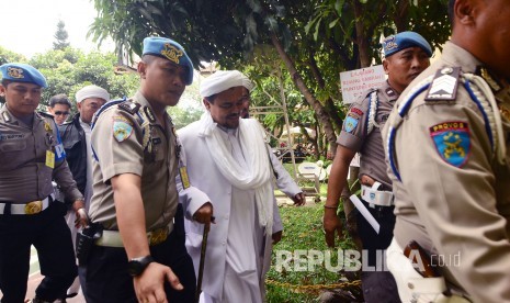 Habib Rizieq Penuhi Panggilan Polda Jabar Imam besar Front Pembela Islam (FPI) Habib Rizieq Shihab berjalan seusai memberi keterangan kepada awak media di sela-sela pemeriksaan di Markas Polda Jabar, Kota Bandung, Kamis (12/1).