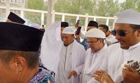 Habib Rizieq Shihab datang dan berdoa di pemakaman KH Maimun Zubair (Mbah Moen) di permakaman Ma'la di Kawasan Dahlatul Jin, Makkah, usai Shalat Zhuhur, Selasa (6/8).