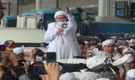 Habib Rizieq Shihab (HRS) menyapa massa yang menjemputnya di Terminal 3 Bandara Soekarno Hatta, Tangerang, Banten, Selasa (10/11/2020). HRS beserta keluarga kembali ke tanah air setelah berada di Arab Saudi selama tiga tahun. 