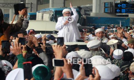 Habib Rizieq Shihab (HRS) menyapa massa yang menjemputnya di Terminal 3 Bandara Soekarno Hatta, Tangerang, Banten, Selasa (10/11/2020). HRS beserta keluarga kembali ke tanah air setelah berada di Arab Saudi selama tiga tahun. 