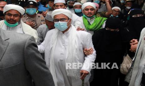 Habib Rizieq Shihab (HRS) tiba di Terminal 3 Bandara Soekarno Hatta, Kota Tangerang, Banten, Selasa (10/11).