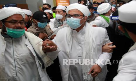 Habib Rizieq Shihab (HRS) (tiba di Terminal 3 Bandara Soekarno Hatta, Kota Tangerang, Banten, Selasa (10/11).