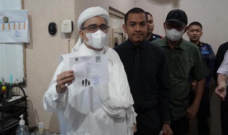 Habib Rizieq Shihab (kiri) Habib Rizieq Shihab (kiri) bebas bersyarat pada Rabu (20/7/2022) setelah menjalani masa dua pertiga hukuman penjaranya. (ilustrasi)