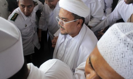 Habib Rizieq Shihab (tengah)