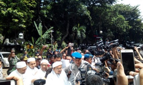 Habib Rizieq Shihab tiba Mapolda Metro Jaya untuk menjalani pemeriksaan terkait kasus 'Palu Arit' Senin (23/1) 