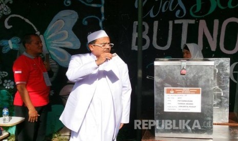 Habib Rizieq Syihab mencoblos di TPS 17, Kelurahan Petamburan, Kecamatan Tanah Abah, Jakarta Pusat.