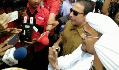 Habib Rizieq tiba di Mapolda Jabar untuk menjalani pemeriksaan, Senin (13/2).