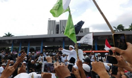 Habib Rizieq usai diperiksa Polda Metro Jaya mendatangi kerumunan massa untuk berorasi dan mengajak massa pulang ke rumahnya masing-masing. Senin (23/1).