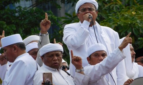 Habib Rizieq usai diperiksa Polda Metro Jaya mendatangi kerumunan massa untuk berorasi dan mengajak massa pulang ke rumahnya masing-masing. Senin (23/1)