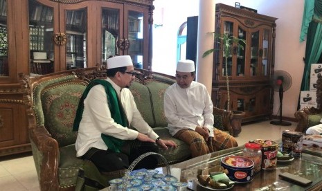 Habib Salim didampingi oleh Ketua Dewan Pengurus Wilayah (DPW) PKS Abdul Fikri Faqih dan Wakil Ketua DPW PKS Jateng Ikhsan Mustofa.