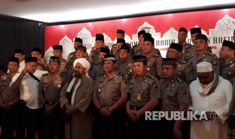 Habib Umar bin Hafidz telah tiba di BPMJ dan langsung berfoto bersama jajaran Perwira Polda Metro Jaya, Jakarta, Selasa (17/10).