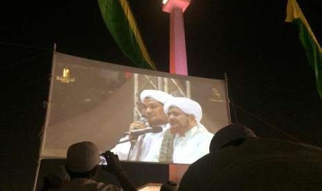 Habib Umar saat acara tabligh akbar di Monas, Jakarta, Senin (8/10).