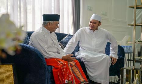 Habib Usman menerima kunjungan Ahmad Syaikhu di Jalan Raya Puncak Hankam No 72, Kecamatan Cisarua, Kabupaten Bogor, Jumat (1/11/2024).