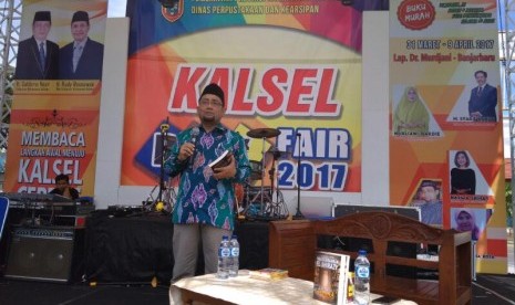 Habiburrahman El-Shirazy atau Kang Abik tampil dalam acara Meet dan Greet Kalsel Book Fair 2017 di Banjarbaru, Kalimantan Selatan, Ahad (9/4).