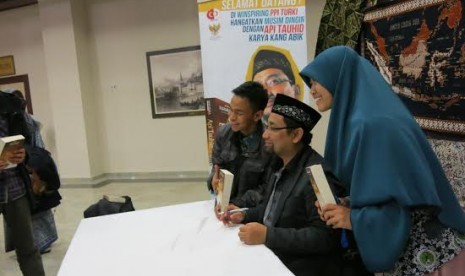 Habiburrahman el Shirazy berfoto usai bedah novel 