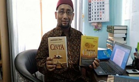 Habiburrahman El Shirazy bersama novel 