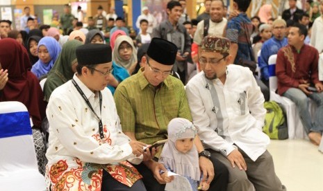 Habiburrahman El Shirazy (kanan) dan Tuan Guru Bajang (tengah).