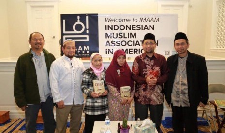 Habiburrahman El Shirazy (kedua dari kanan), imam Masjid IMAAM Center Imam Fahmi Zubir (kanan) dan Presiden IMAAM Dr Amang Sukasih (paling kiri) mengapit dua pemenang lelang novel 