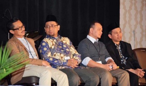 Habiburrahman El Shirazy (kedua dari kiri), Imam Masjid New York Shamsi Ali (kiri), Dr Mazlee Malik (kedua dari kanan) dan Imam Fahmi Zubir saat menjadi pembicara pada Mukmatar IMSA di Baltimore, Amerika Serikat, Ahad (27/12).