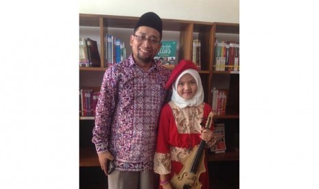 Habiburrahman El Shirazy (kiri) bersama seorang penggemar cilik dari Cianjur, Jawa Barat, Ahad (29/11). 