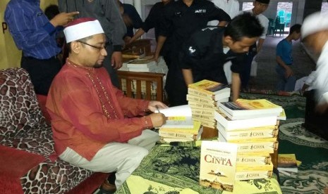 Habiburrahman El Shirazy melakukan book signing seusai peluncuran dan bedah perdana novel 