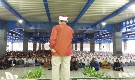 Habiburrahman El Shirazy membagi kiat menulis novel kepada ribuan santri Ponpes Ummul Quro, Leuwiliang, Bogor, Jawa Barat, Kamis (26/11).