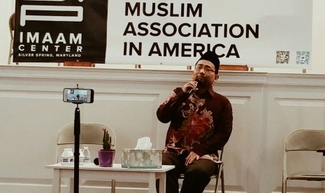 Habiburrahman El Shirazy memberikan ceramah pada muhasabah pergantian tahun di Masjid IMAAM Center Washington DC, Kamis (31/12) malam hingga Jumat (1/1) pagi.