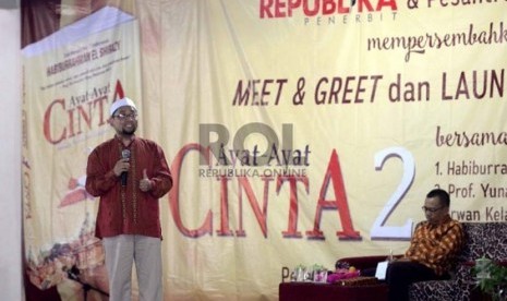 Habiburrahman El Shirazy memberikan pemaparan pada launching dan bedah perdana novel 