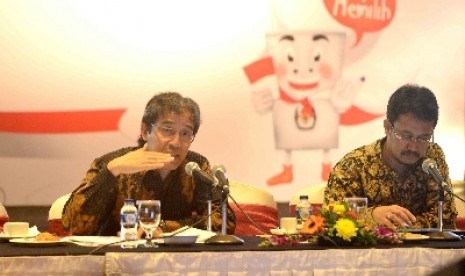 Hadar Nafis Gumay (kiri) bersama Ferry Kurnia Rizkiyansyah (kanan)