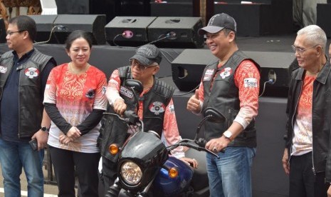 Hadir dalam Riding Kebangsaan Wapres Maruf Amin mengenakan baju ala klub motor.