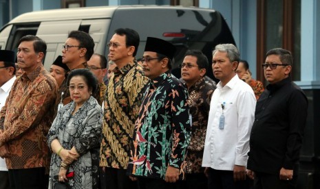 Hadir menyambut jenazah almarhum KH Hasyim selain Megawati antara lain Sekjen DPP PDI Perjuangan Hasto Kristiyanto, Menko Kemaritiman Luhut B Panjaitan, Mensesneg Pratikno, Mendagri Tjahjo Kumolo, dan Menteri Agama Lukman Hakim Saifuddin. Hadir juga Ahok-D