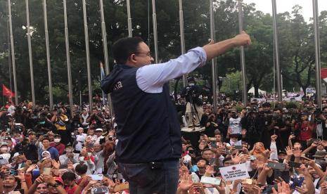 Hadiri perpisahan, Gubernur DKI Jakarta Anies Rasyid Baswedan bersepeda dari Lebak Bulus hingga ke Balai Kota DKI, Ahad (16/10). 