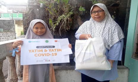 Hadirnya bingkisan dan santunan dari Rumah Zakat dapat memberikan secercah senyuman kepada para penerima manfaat yang saat ini merasakan duka dan terdampak secara ekonomi karena pandemi ini. 