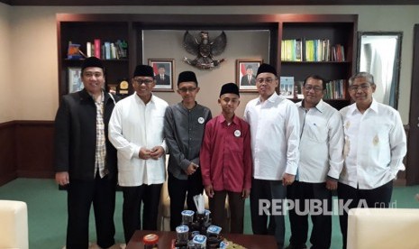 Hafidz muda Indonesia, Muhammad Abdul Fakih (12 tahun) menerima uang pembinaan di Kantor Kementerian Agama, Thamrin, Jakarta Pusat, Senin (16/10). F