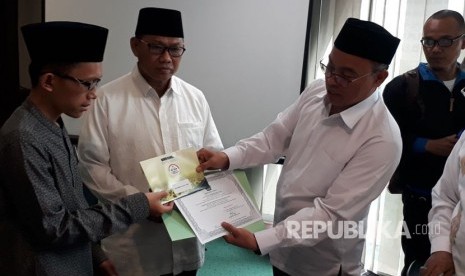 Hafidz muda Indonesia, Muhammad Abdul Fakih (12 tahun) menerima uang pembinaan di Kantor Kementerian Agama, Thamrin, Jakarta Pusat, Senin (16/10). F