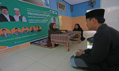 Hafidzoh mendengarkan hafalan Alquran dari santri bimbingan program Satu Desa Satu Hafidz (Sadesha) di masjid Pondok Pesantren I