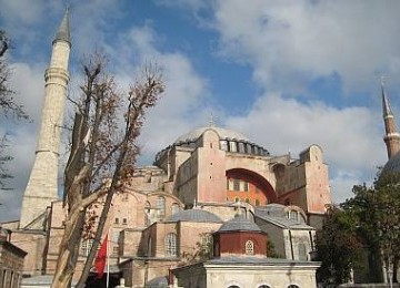  Hagia Sophia, salah satu peninggalan Kesultanan Utsmani. Dari gereja menjadi masjid, dan kini jadi museum.