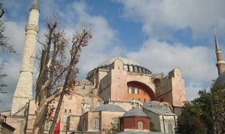  Hagia Sophia, salah satu peninggalan Kesultanan Utsmani. Dari gereja menjadi masjid, dan kini jadi museum.