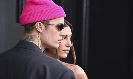 Hailey Bieber dan suaminya Justin Bieber tiba di MGM Grand Garden Arena, Las Vegas, AS untuk menghadiri 64th Annual Grammy Awards pada Ahad (3/4/2022). Mengenakan dress longgar ke Grammy, Hailey dikira sedang hamil.