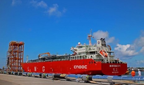 Haiyang Shiyou 301 bersandari di Pelabuhan Benoa, Bali.