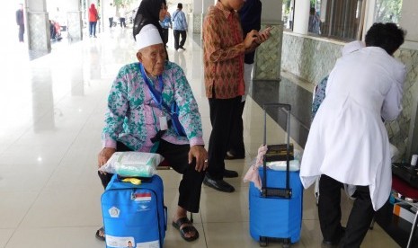 Haji Muhammad Hasan jamaah haji berusia 93 tahun dari Kloter Pertama Asrama Haji Pondok Gede, Senin (16/7). 