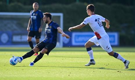 Gelandang Inter Milan asal Turki, Hakan Calhanoglu, saat menendang bola.