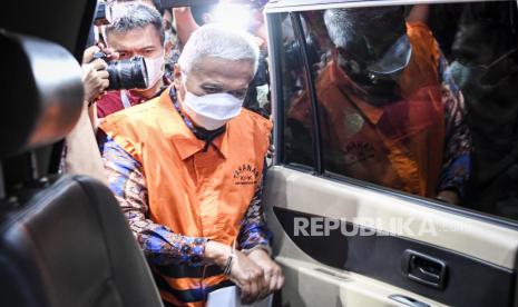 Hakim Agung Mahkamah Agung (MA) Sudrajad Dimyati (kiri) dengan mengenakan rompi tahanan memasuki mobil tahanan di Gedung Merah Putih, KPK, Jakarta, Jumat (23/9/2022). Sudrajad Dimyati ditahan KPK usai menjalani pemeriksaan dan ditetapkan sebagai tersangka kasus dugaan suap terkait pengurusan perkara di Mahkamah Agung, yang sebelumnya KPK telah menahan tujuh dari sepuluh tersangka dalam operasi tangkap tangan (OTT) pada Rabu (21/9/2022) dengan barang bukti uang 205.000 Dollar Singapura dan Rp50 juta. 