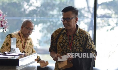 Hakim Anggota Pengadilan Negeri Jakarta Utara Sahlan Efendi (kanan) bersama Hakim Jootje Sampaleng (tengah) memasuki ruangan untuk menjalani pemeriksaan di Gedung Komisi Pemberantasan Korupsi (KPK), Jakarta, Jumat (22/7). (Republika/Raisan Al Farisi)